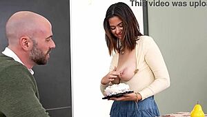 Ели Нова с големи цици предлага сочна путка за празника на благодарността