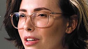 Zblízka pohled na vášnivou sólovou hru s Casey Calvert v plné scéně ženského orgasmu