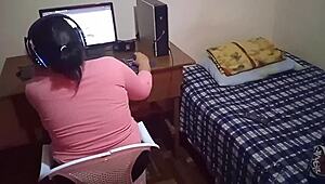La Chica Gamer No Me Deja Jugar y Como Castigo La Termino Follando Antes Que Nos Descubran Casi Nos Pilla Pero Fue Muy Rico