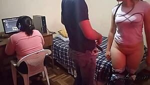 La Chica Gamer No Me Deja Jugar y Como Castigo La Termino Follando Antes Que Nos Descubran Casi Nos Pilla Pero Fue Muy Rico