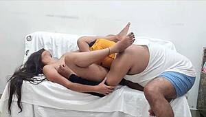 ससुर ने छोटे कपड़ों में देख कर जोरदार चुदाई की