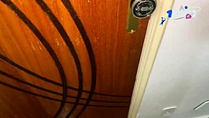 marido foi trabalhar e me deixou de presente para a mulher greluda dele empurrou no cuzinho dela