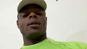 marido foi trabalhar e me deixou de presente para a mulher greluda dele empurrou no cuzinho dela