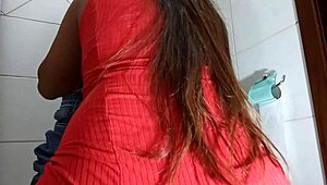 tomando no c� no banheiro da balada