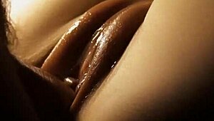 哇，看那紧致多汁的小穴被近距离猛插！