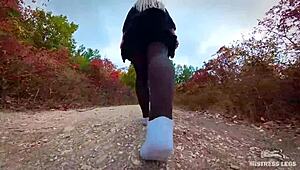 ¡Sigue mis pasos en calcetines por el solitario bosque nocturno!