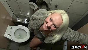 Pornxn pokazuje dojrzałą blondynkę, która błyska i sika na publicznych ulicach