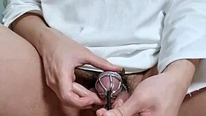 Хей, искаш ли да ме видиш в колан за целомъдрие, играеща с уретра играчки?