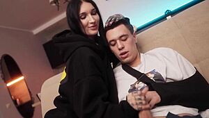 De ce să te masturbezi singur când sora oferă pizda strânsă pentru futut față?