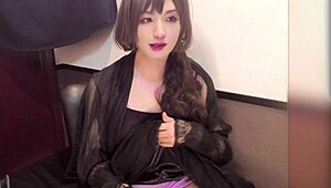 שמלה אסיאנית מדהימה מתנדנדת חיה מול המצלמה בסשן חם