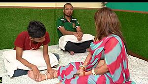 इंडियन सौतेली मां 18+ के साथ हॉट थ्रीसम जोड़ लिया, शेव्ड चूतों पर वाइल्ड क्रीमपाई