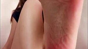 Gadis Panas Kasih Footjob Kinky Dengan Dildo Setelah Kuliah