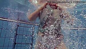 Yo, Liat Pantat Ketat Nastya Kecil 18+ di Baju Itu Pinggir Kolam