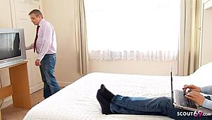 kako mladi momak 18+ jebe vruću milf Džasmin dok kuckold gleda?