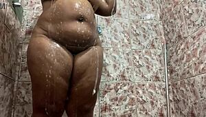 filmei escondido a morena no banho com bunda grande e buceta raspada