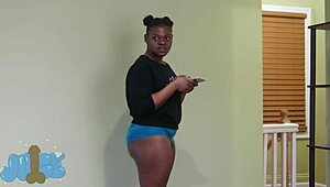 أخت غير شقيقة تهمس، هاقضي الليلة معاك يا أخ غير شقيق.