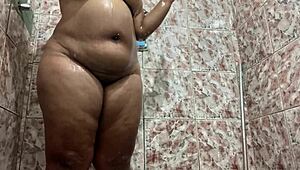 filmei escondido a morena no banho com bunda grande e buceta raspada