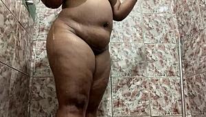 隠し撮り！巨尻モレナの風呂でツルマン丸見え！