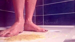 Banana crushing with my bare feet - want to see this Polish fetish up close?