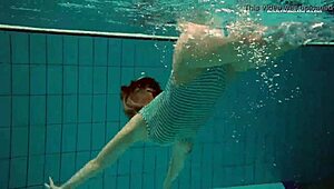 我和达莎在公共淋浴间裸体洗澡，棕发娇小18+美女户外