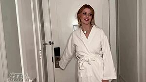 Τη Συνάντησα στο Ασανσέρ, Τώρα Είναι Γυμνή στο Δωμάτιο Ξενοδοχείου Μου