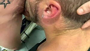 Gay cruising openbaar toilet gezien met enorme facial?