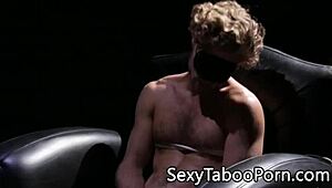 嘿，看红发女王骑乘她被绑奴隶！