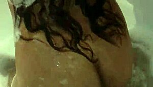 mira que rico muevo en jacuzzi ven papi divertirnos