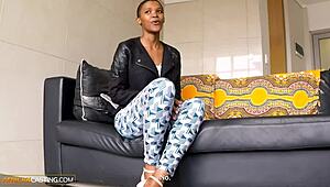 Riesentitten Ebony-Schlampe dominiert riesigen weißen Schwanz