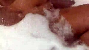 mira que rico muevo en jacuzzi ven papi divertirnos