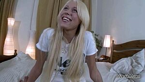 Mladá blondínka berie kurac doma počas nahrávania!