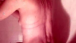 ROXANNEANDXANDER DOMINATE SHOWER TIME WITH SHAVED WET ACTION