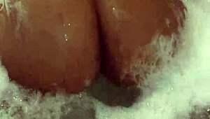 mira que rico muevo en jacuzzi ven papi divertirnos