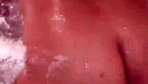 mira que rico muevo en jacuzzi ven papi divertirnos