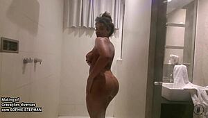 Waouh, mate le cul sexy de Sophie Stephan en lingerie backstage