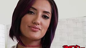 Prachtige verpleegster Chloe Amour doggy style geneukt en facial in ziekenhuis scène