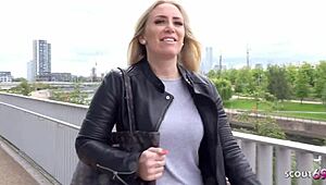 Германски скаут вдига милф с голям задник Karlie за груб секс на улицата