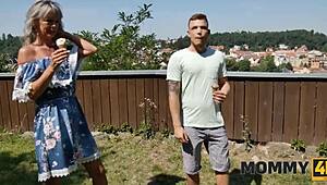 Уау, можеш ли да повярваш колко гореща е тази татуирана чешка пума в леглото?