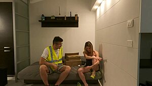 Annika empfängt Kurier im Bademantel, aber kein Geld zum Zahlen...