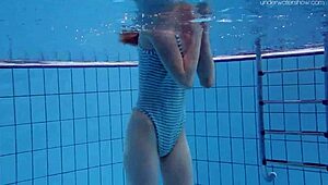 Anna Netrebko teen 18+ minuscola nuota sott'acqua in piscina