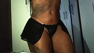 morena dançando sensualizando