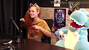 Unusual Request: She Puts Pencil In Her Pussy - Dracaryssg