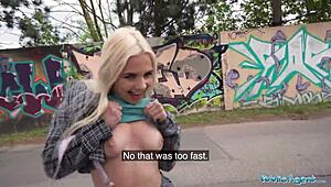 Wah, blonde brit bermata biru ini ambil kontol czech besar di luar ruangan di memek basahnya! 😍