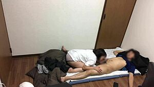 Wah, Pasangan Jepang Mesum Ngentot Liar di Kamar Saat Anak Keluar!