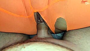 Chuj perfektne skĺzne do pičky cez dieru v nylonových šortkách. Krivá žena v domácnosti fetiš šalie!