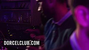 كليا غولتي تستمتع بثلاثية برية في حمام نادي ليلي