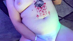 Valentine Orange zadirkuje divljim masturbacionim plesom u seksi kostimu