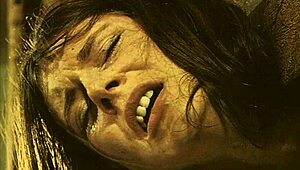 Vintage temný Londýn odhaľuje povrazové bondage v swingujúcich šesťdesiatych tieňoch.