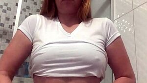 Milf Κοκκινομάλλα Χώνει Δάχτυλα μέχρι Οργασμό με Ξυρισμένη Πούτσα Μουσκεμένη