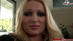 Poglej to suho plavolasko kurbo, ki dobi ogromen cumshot na sise!